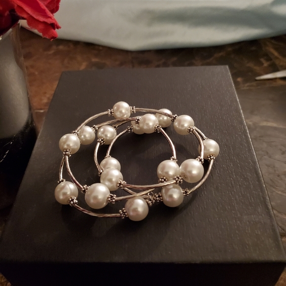 Jewelry - Faux Pearl & Silver Wrap around bracelet